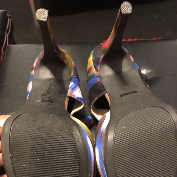 👠 - Picture 3 of 3